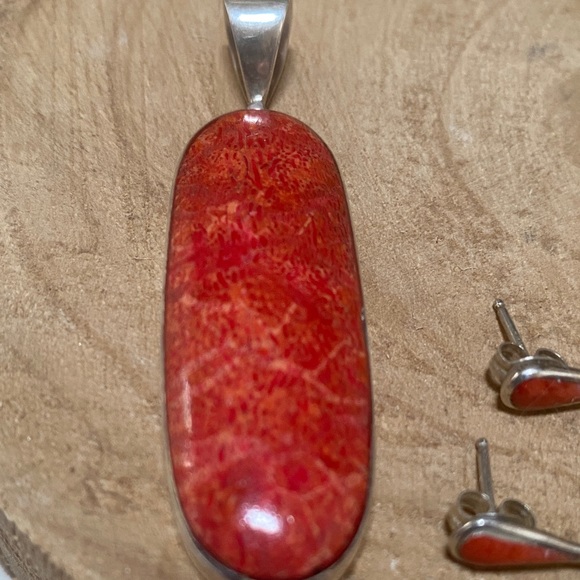 Jewelry - Elegant Red coral & sterling silver pendant 2-1/4